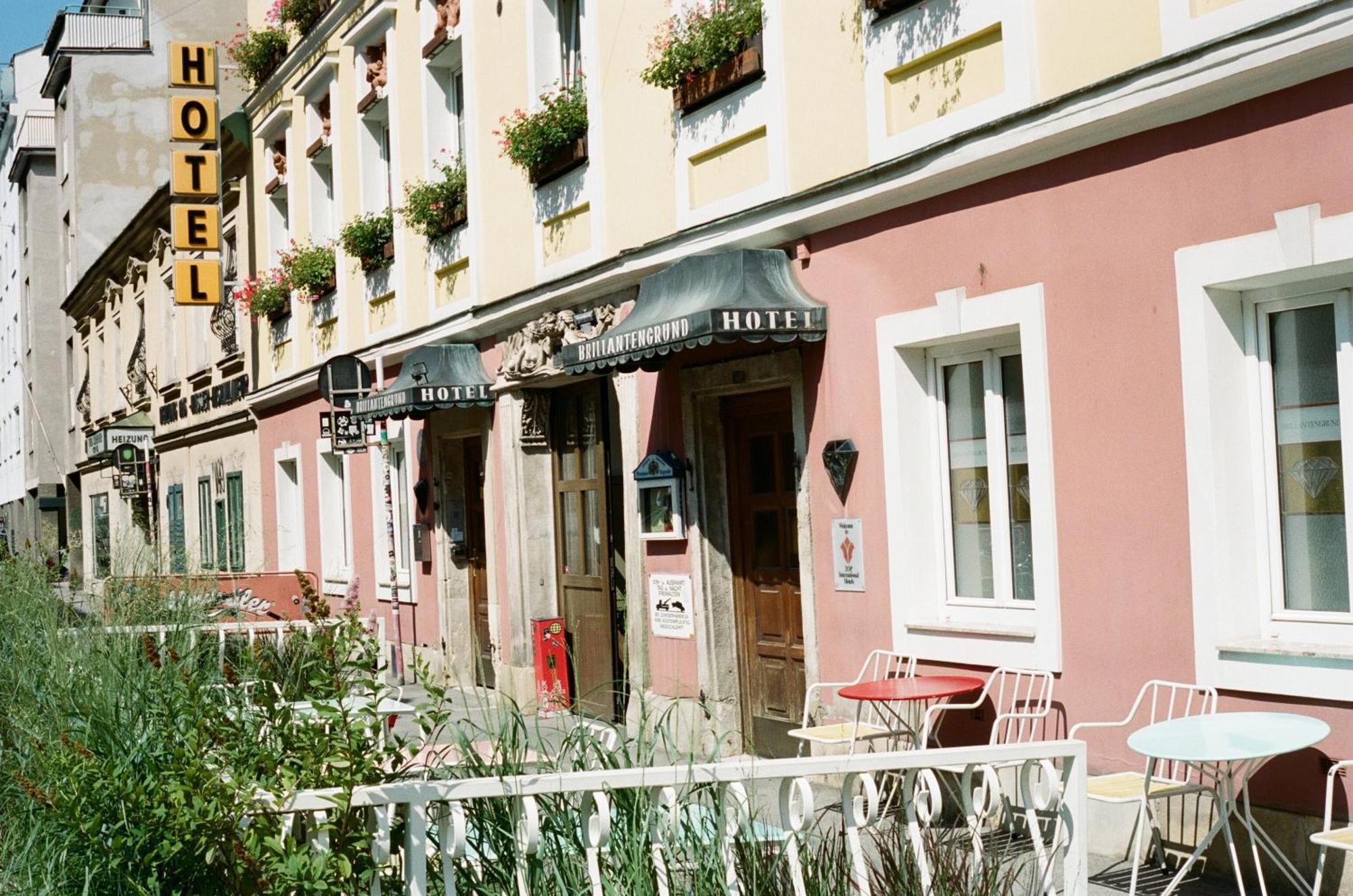 Hotel Am Brillantengrund Wina Bagian luar foto